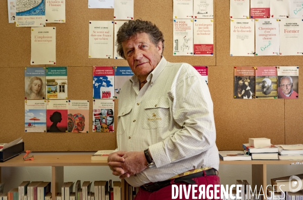 Jean Viard, sociologue et directeur de recherches CNRS au CEVIPOF, Centre de recherches politiques de Sciences Po dans ses locaux des Editions de l Aube à la Tour d Aigues (84)