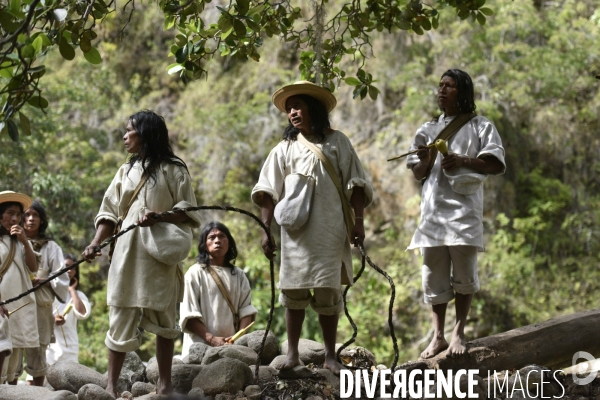 Les  Kogis,  Les gardiens de la Terre . iIs vivent dans la Sierra Nevada de Santa Marta qui représente à leurs yeux le centre du monde, la « Mère Terre »,  avec laquelle ils vivent en harmonie