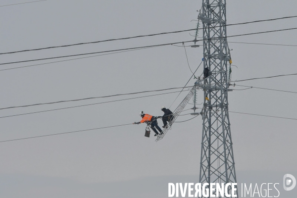 Aprés la neige, réparations acrobatiques sur le réseau électrique haute tension