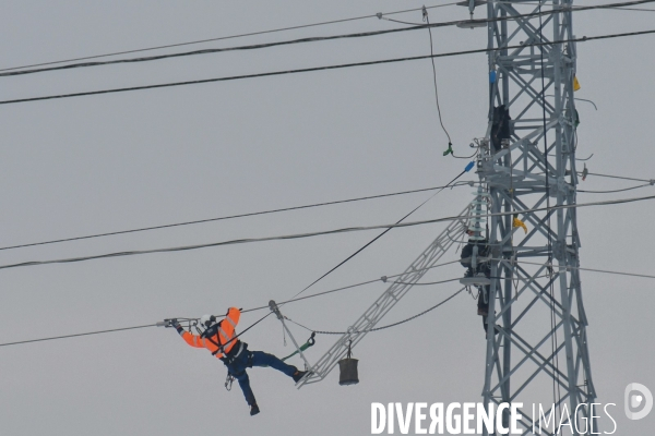 Aprés la neige, réparations acrobatiques sur le réseau électrique haute tension