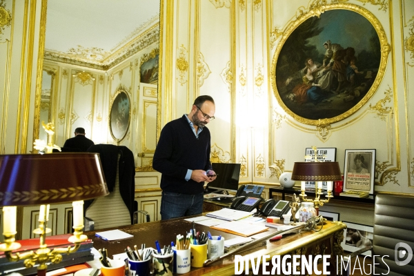 Le Premier Ministre Edouard PHILIPPE dans son bureau à l Hôtel Matignon  Le Premier Ministre Edouard PHILIPPE dans son bureau à l Hôtel Matignon.