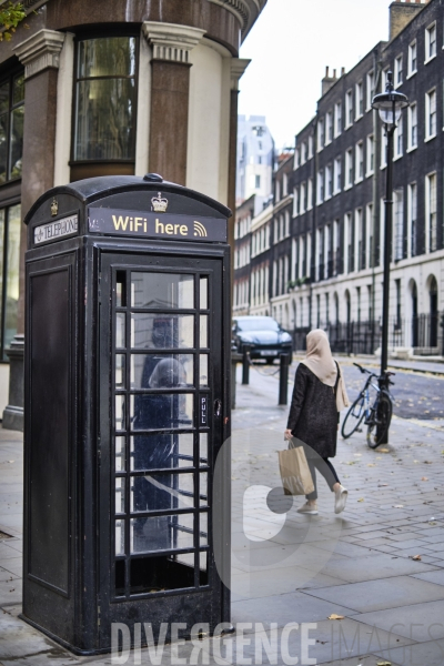 La cabine téléphonique rouge peinte en noir, borne d accès Wifi   à Londres