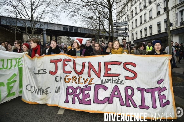 Education nationale et jeunesse contre la réforme des retraites. Grève du 17 décembre 2019, à Paris. Youngs at National strike of 17 December 2019 in Paris.