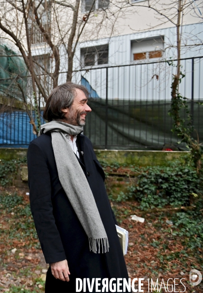 Cédric Villani visite la Petite Ceinture dans le 20ème arrondissement