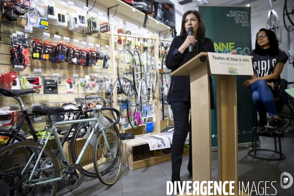 Anne HIDALGO annonce son plan vélo pour Paris.