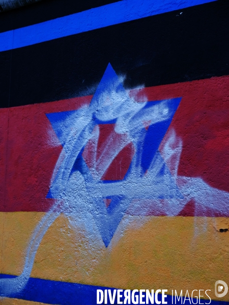 Le mur de Berlin avec des graffitis antisémites, The Berlin Wall with anti-Semitic graffiti,
