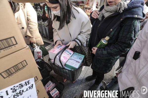 Les masques sanitaires s arrachent a tokyo