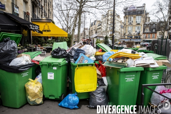 Les poubelles pleines s  entassent sur les trottoirs parisiens.