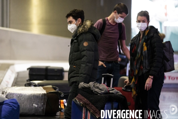 Arrivée de passagers en provenance de Shanghai à Roissy CDG.