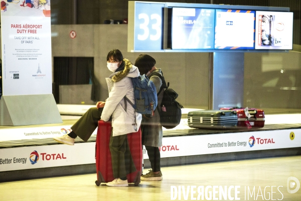 Arrivée de passagers en provenance de Shanghai à Roissy CDG.