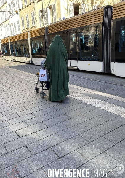 Femme voilée dans la rue à Marseille