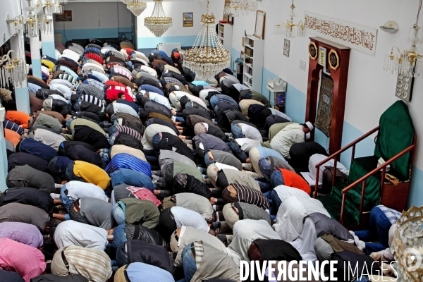 Prière du vendredi à la mosquée dite des  ambassades  à Paris - Fidèles.