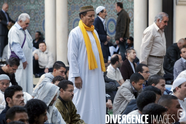Prière du vendredi à la Mosquée de Paris-Fidèles.