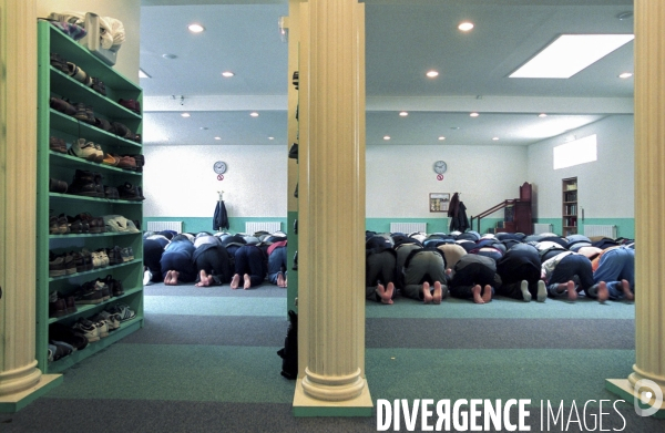 Prière du vendredi à la mosquée El-Enniya (l intension) à Romainville - Fidèles.