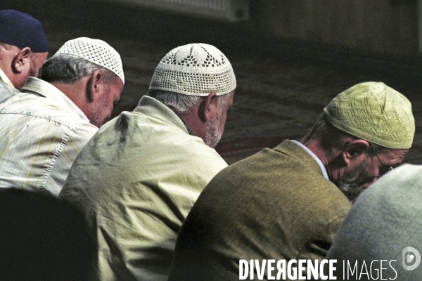 Prière du vendredi dans la mosquée Turque AYOUB Sultan à Strasbourg - Fidèles.