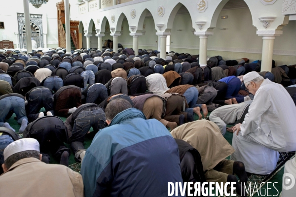 Prière du vendredi à la mosquée de Clermont-Ferrand - Fidèles.