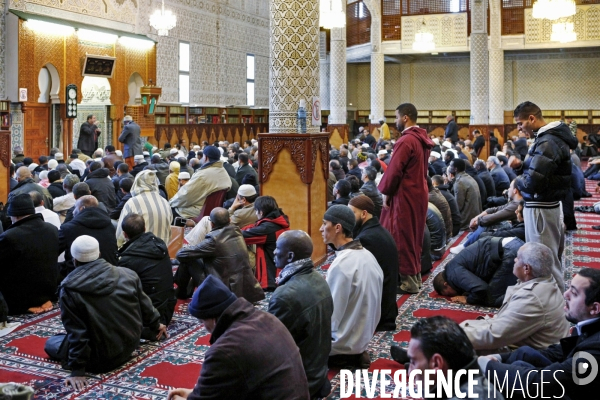 Prière du vendredi à la grande mosquée d Evry - Fidèles.