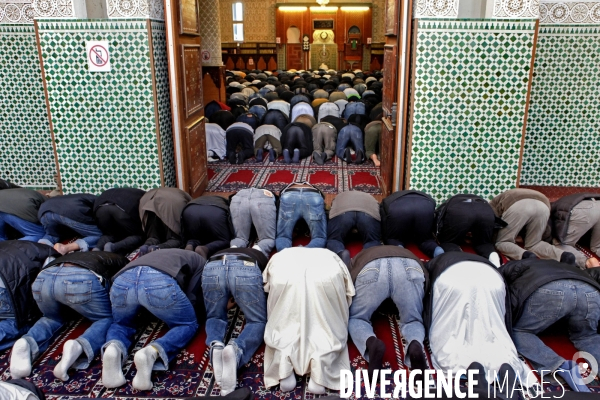 Prière du vendredi à la grande mosquée d Evry - Fidèles.