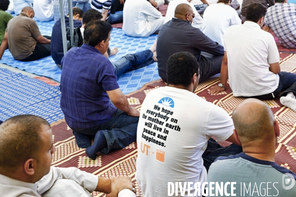 Prière de vendredi à la mosquée El-Houda à Gennevilliers - Fidèles.