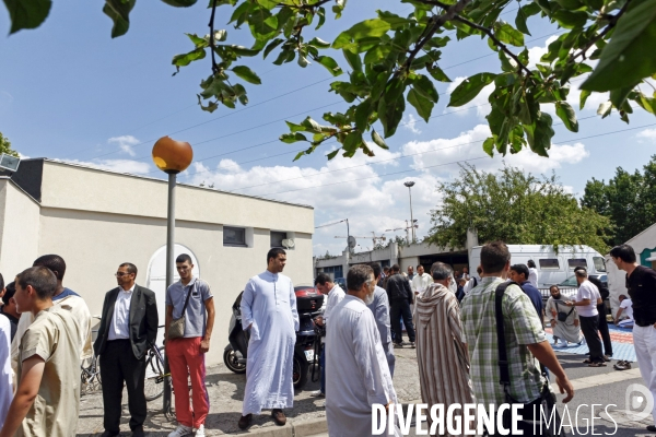 Prière de vendredi à la mosquée El-Houda à Gennevilliers - Fidèles.
