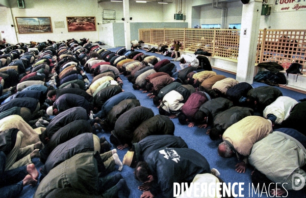 Salle de prière des Musulmans de France (ex-UOIF) à la Courneuve - Fidèles.