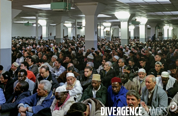 Prière de vendredi à la mosquée Adda wa à Paris - Fidèles.