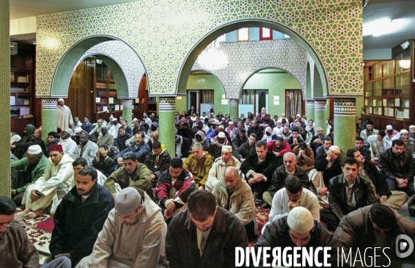 Prière du vendredi à la mosquée de Mantes La Jolie au Val-Fourré - Fidèles.