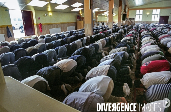 Prière du vendredi dans la mosquée Turque AYOUB Sultan à Strasbourg - Fidèles.