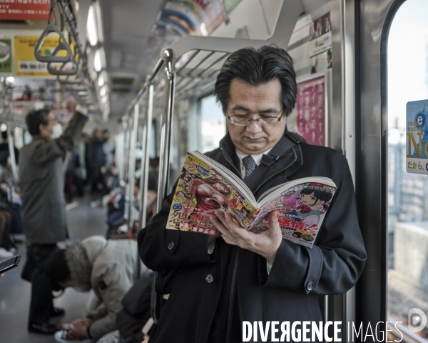 Tokyo, Homme lisant un manga