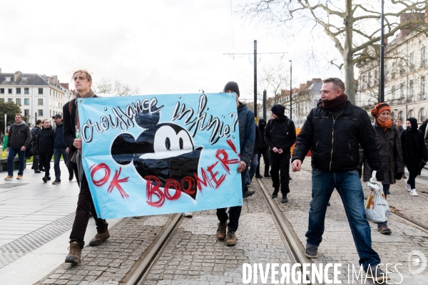Manifestation contre la bétonisation et projets inutiles à Nantes