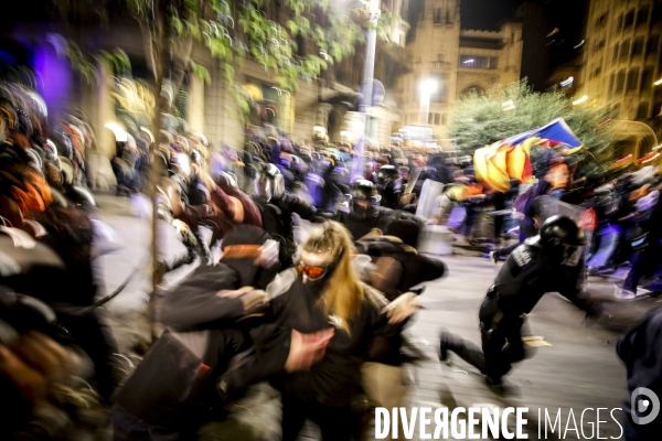 Barcelone: affrontements suite à un rassemblement de jeunes indépendantistes venus protester contre les condamnations à de lourdes peines de prison d élus catalans