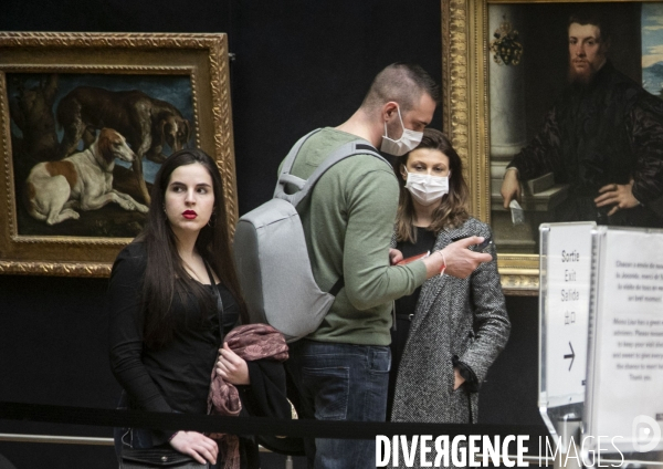 Les visiteurs du musée du Louvre se protègent du Covid-19.