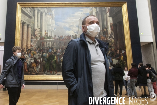 Les visiteurs du musée du Louvre se protègent du Covid-19.
