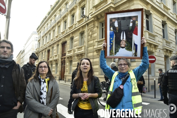 Action DEMASQUONS MACRON, POLITIQUE DU BLABLA, avec les décrocheurs du portrait présidentiel, à Paris. ACQUIRE MACRON, with the dropouts of the presidential portrait
