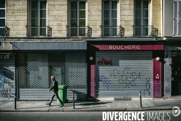 Coronavirus à Paris : commerces fermés et parisiens dans la rue...