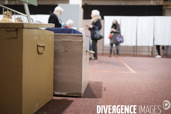 1er tour des élections municipales dans un bureau de vote à Rouen