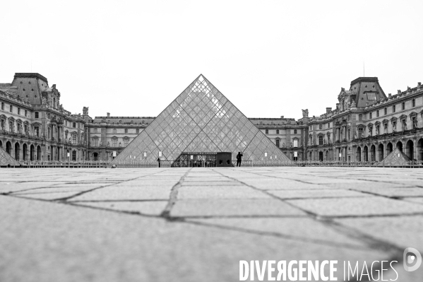 Louvre. Les musées désertés à cause de l épidémie de Coronavirus