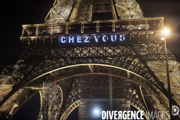 La Tour Eiffel s illumine des mots MERCI , RESTEZ CHEZ VOUS, STAY AT HOME