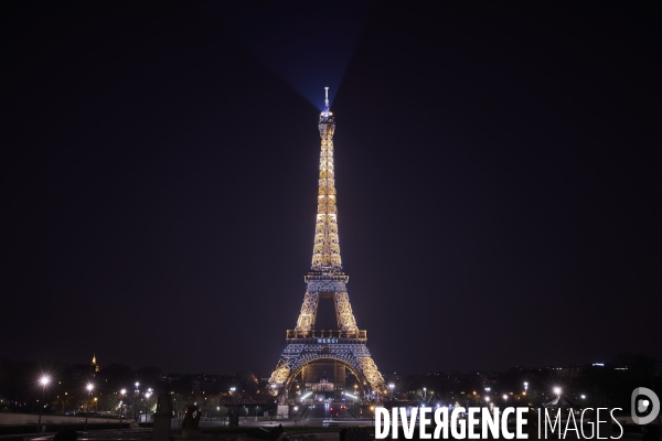 La Tour Eiffel s illumine des mots MERCI , RESTEZ CHEZ VOUS, STAY AT HOME
