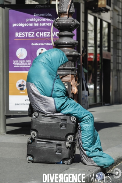 CORONAVIRUS - Un sans-abri à côté de l Opéra de Paris