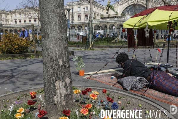 CORONAVIRUS - un sans-abri devant la gare de l Est
