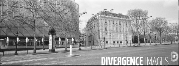 Paris desert en panoramique, sous confinement du coronavirus.