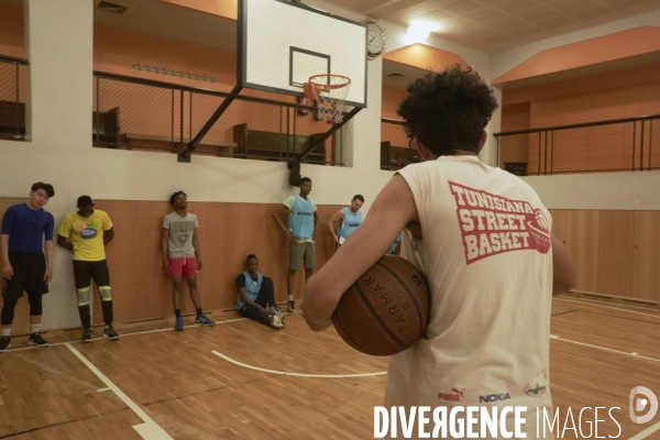 Entrainement de basket entre bénévoles de l association Kabubu et réfugiés. Eglise américaine de Paris.