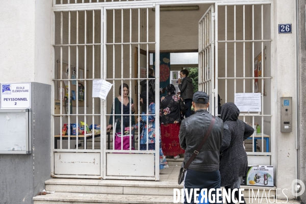 Distribution alimentaire pour les familles en grande précarité Ecole élémentaire Peyssonnel 2 à Marseille