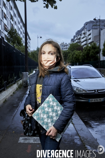 Une élève de 6 eme devant son collège à Paris durant le confinement