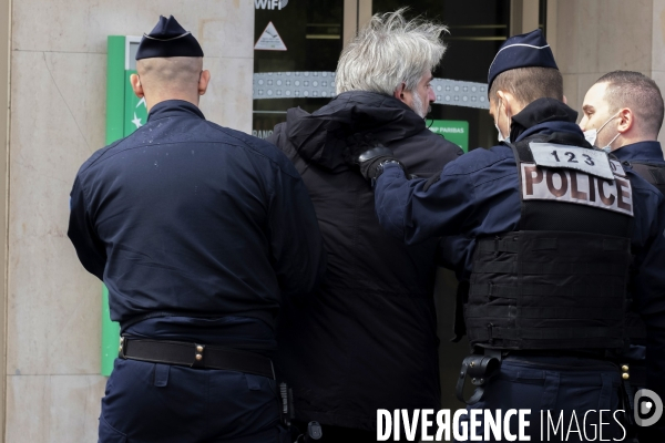 Police arrete un manifestant pour marquer la fête du Travail à Paris.  Police arrest a protester to mark the Labor Day in Paris.