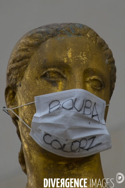 Masque de protection sur les statues du Palais de Chaillot Paris. Statues wear a protective face mask during lockdown on Trocadero esplanade,