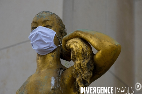 Masque de protection sur les statues du Palais de Chaillot Paris. Statues wear a protective face mask during lockdown on Trocadero esplanade,