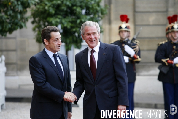 Georges w Bush reçu à l Elysée par Nicolas Sarkozy