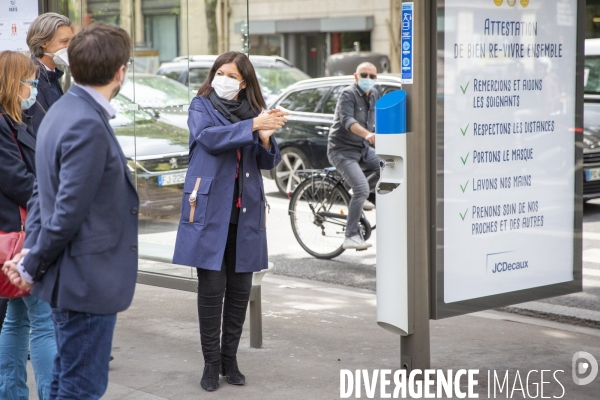 Anne Hidalgo et Jean-Charles Decaux, présentent des distributeurs de solution hydroalcoolique installés sur le mobilier urbain dans les rues de Paris